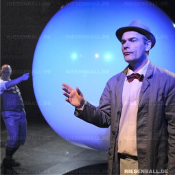 250 cm Dekoball als Bühnenelement im Theater Triebwerk