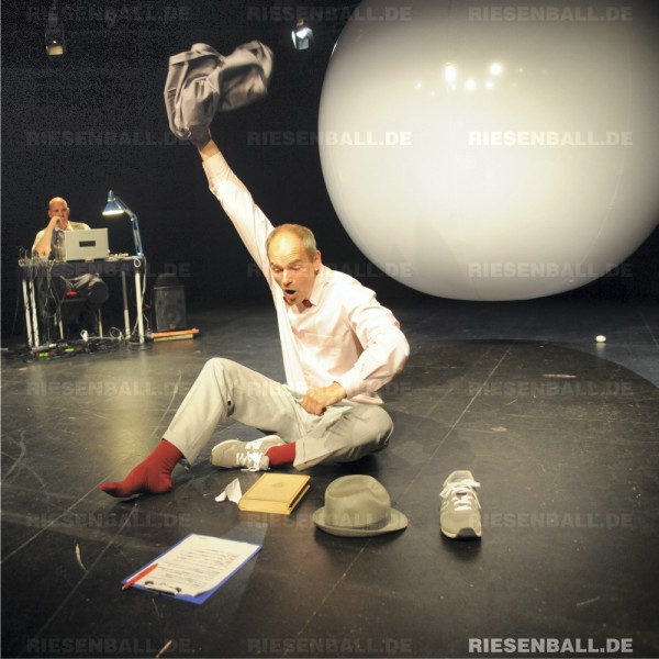 250 cm Dekoball als Bühnenelement im Theater Triebwerk