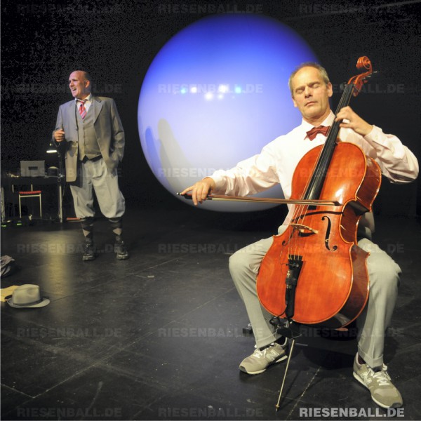 250 cm Dekoball als Bühnenelement im Theater Triebwerk