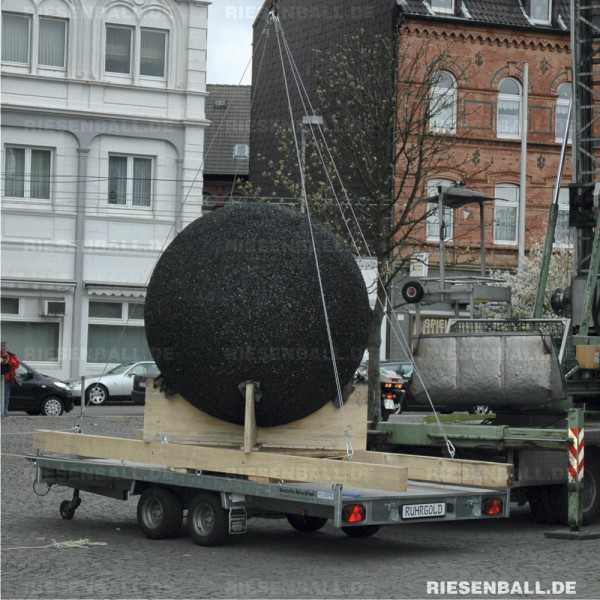 Christiane Bethke rollt Riesen-Kohleball durchs Revier