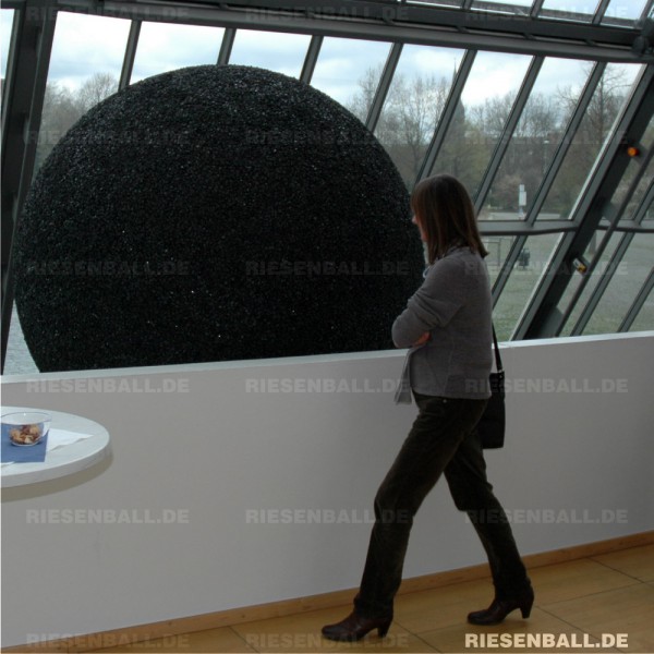 Christiane Bethke rollt Riesen-Kohleball durchs Revier