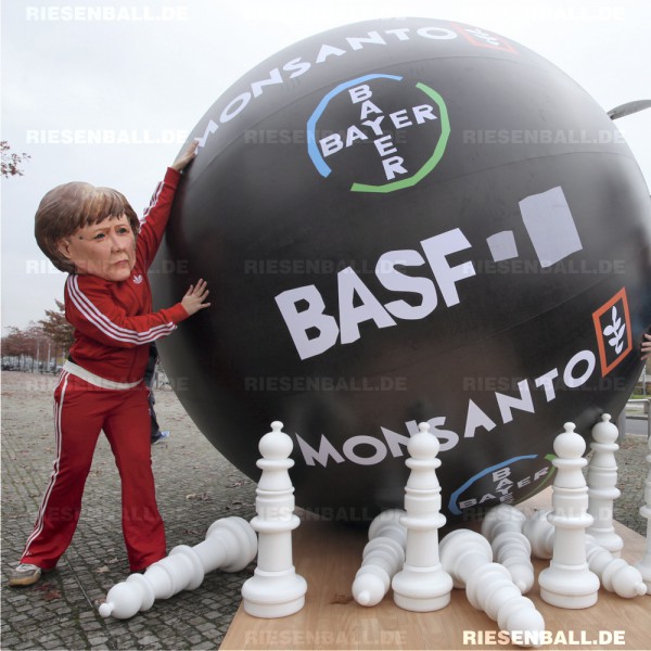 Merkel u. Müller beim Hunger-Bowling mit Eventball