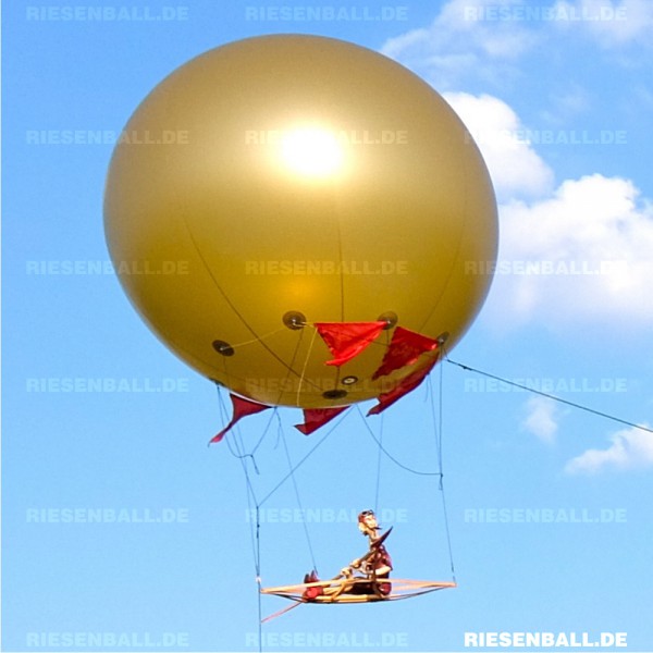 Theater Altrego setzt 300cm Heliball für Walk Act ein