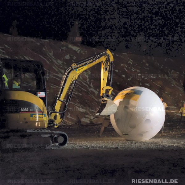 Eventball beim Kieswerkspektakel in der Schweiz