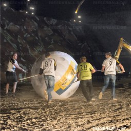 Eventball beim Kieswerkspektakel in der Schweiz