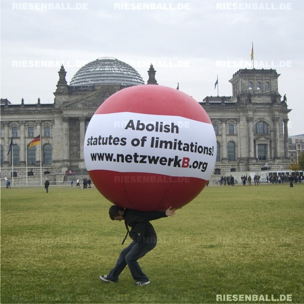 Eventball für netzwerkB vor dem Berliner Reichstag